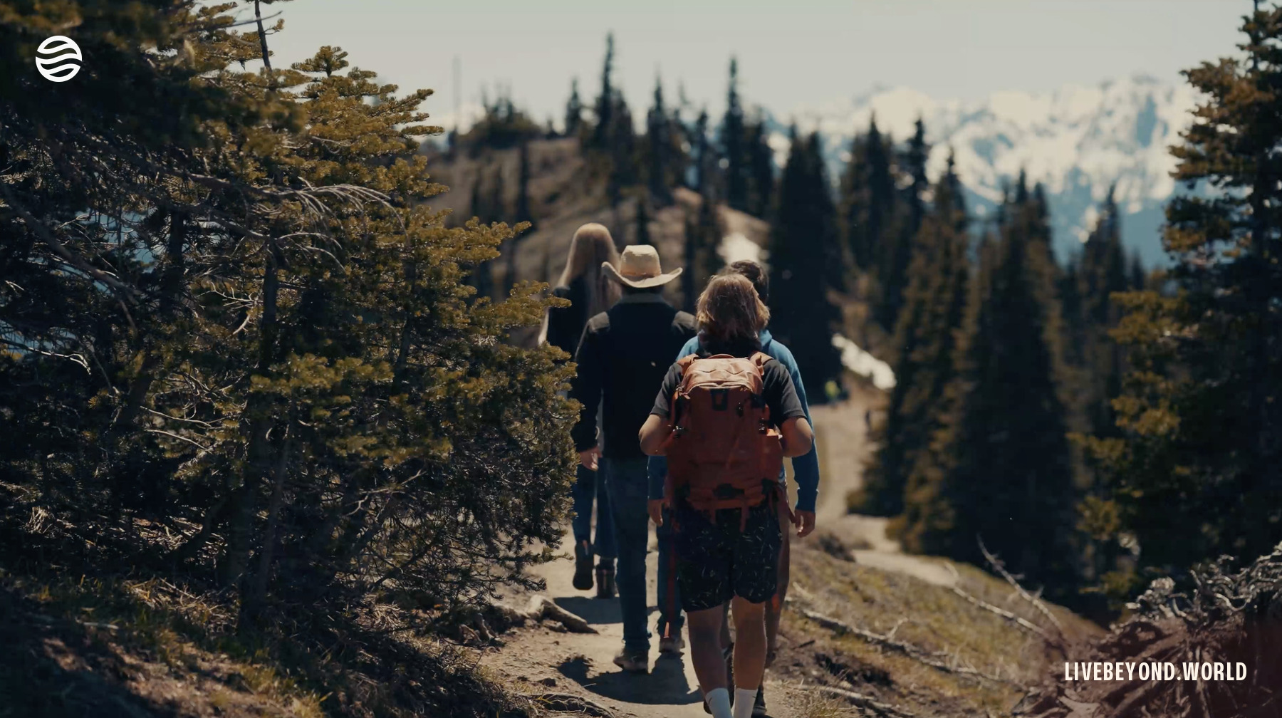 Liz Parrish, son mari, Marek et Aleksander sur le sentier, dans les Olympic Mountains, État de Washington, juin 2024.