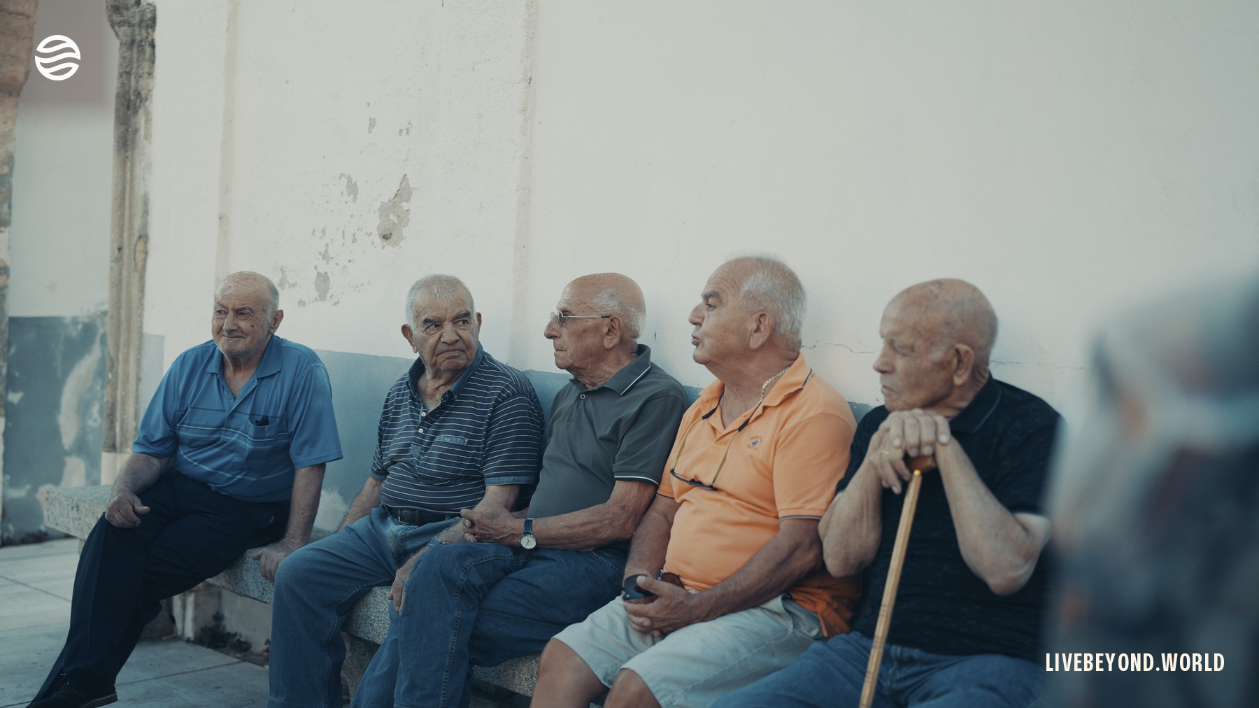 Mayores del pueblo de los centenarios, en su banco. Cerdeña, agosto de 2024.
