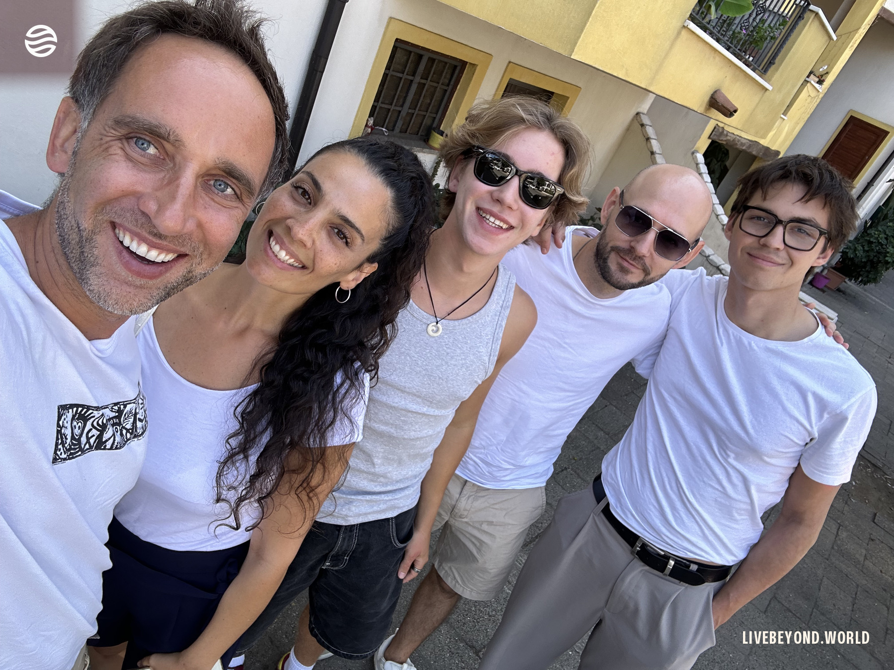 Marek, Paola Demurtas, Aleksander, Kamil y el hijo de un buen amigo, en Baunei, agosto de 2024.