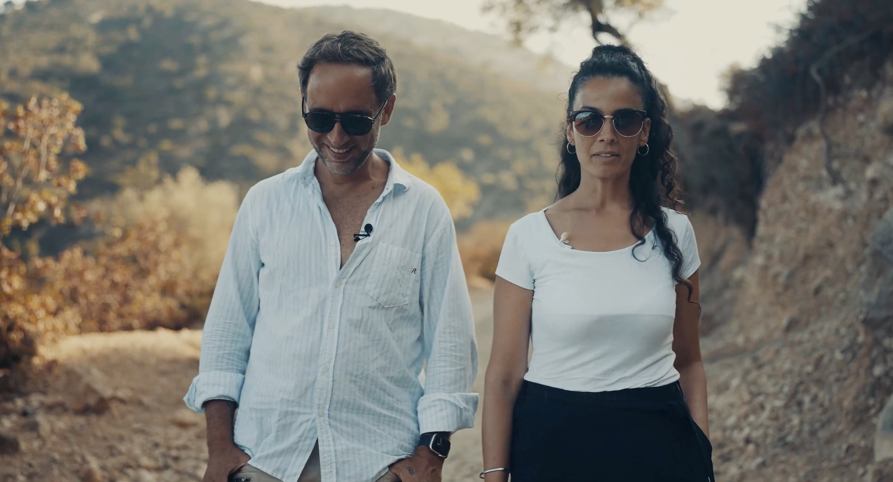 Marek y Paola Demurtas en la ladera cerca de Baunei, Cerdeña, agosto de 2024. &middot; Live Beyond