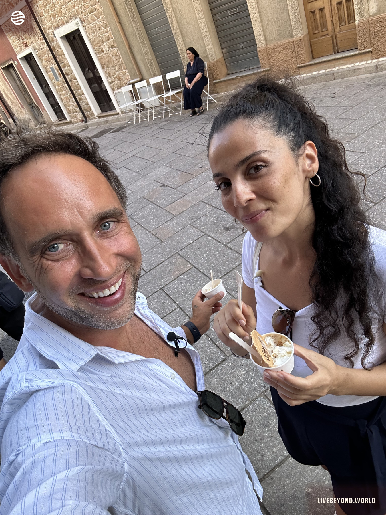Marek y Paola Demurtas con helado de leche de cabra. Baunei, agosto de 2024.