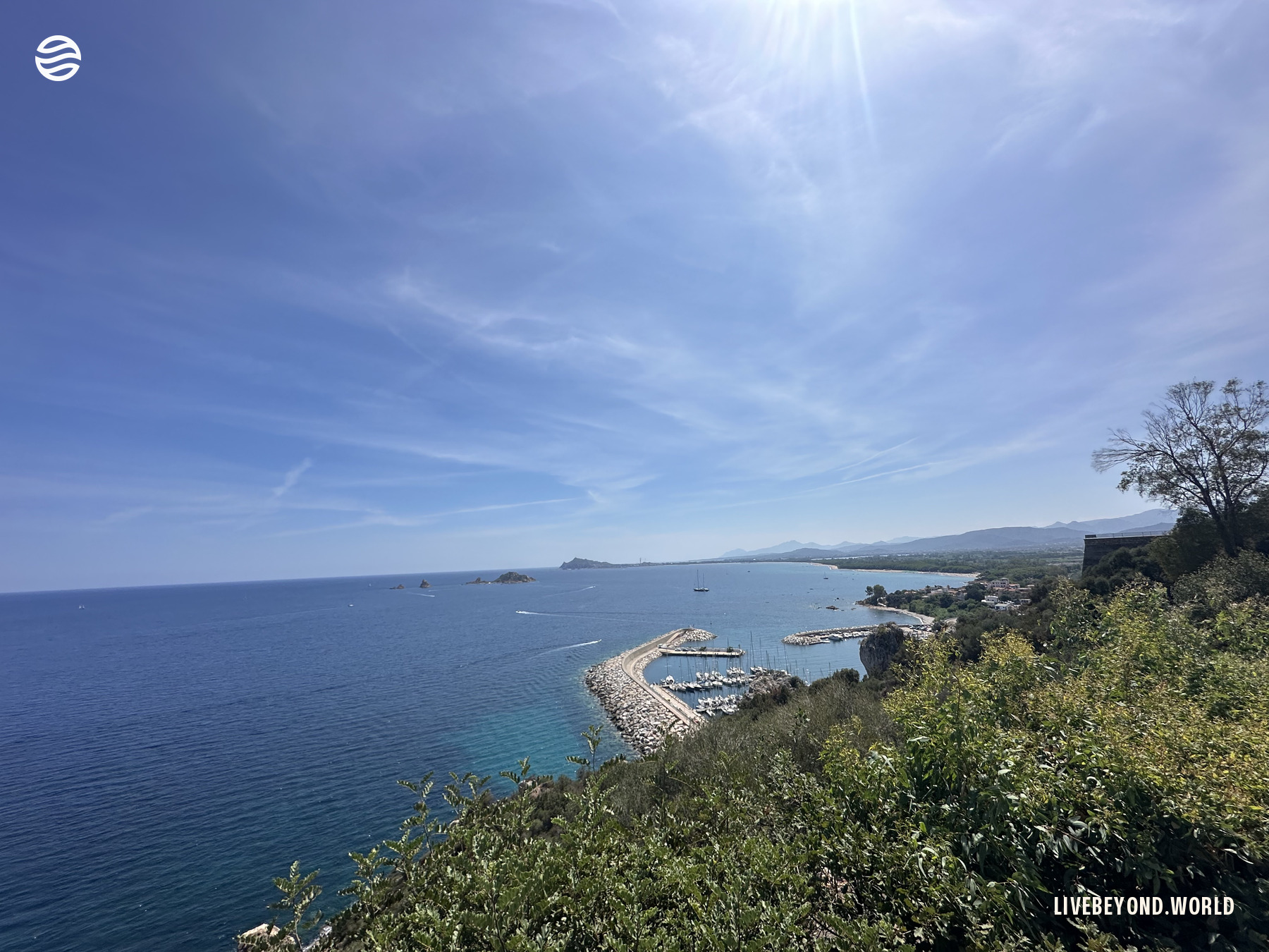 El mar, diez minutos más abajo de las montañas. Cerdeña, agosto de 2024.