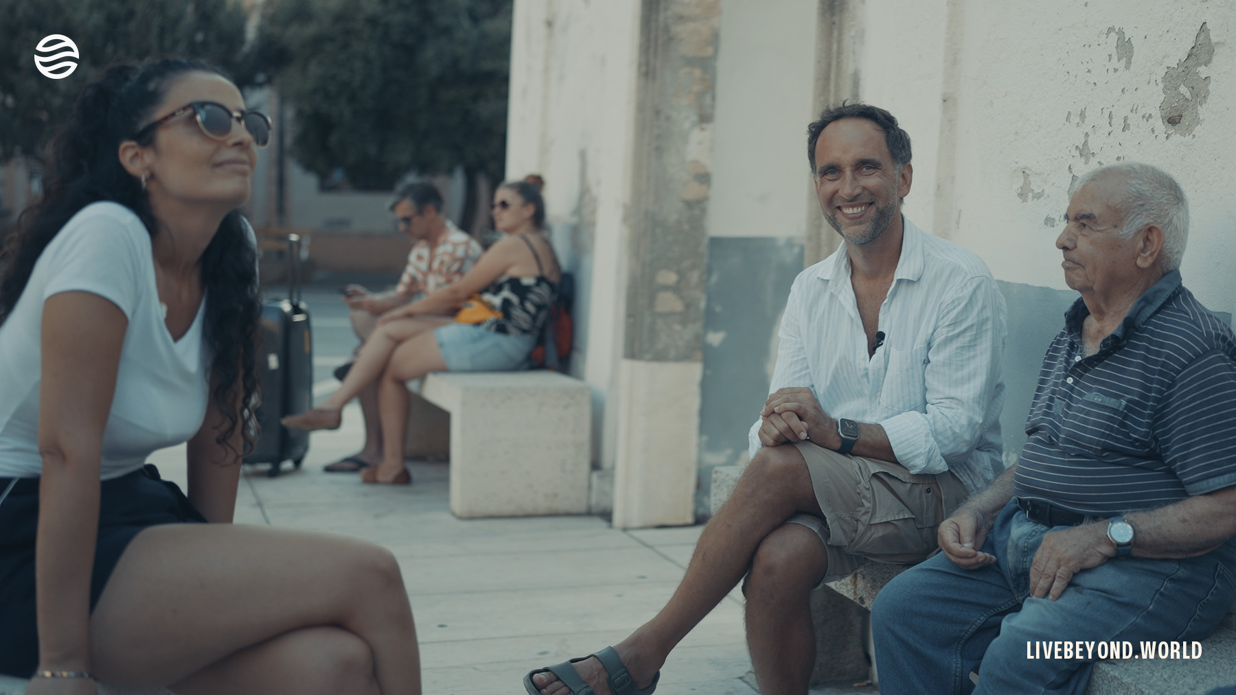 Paola Demurtas y Marek con uno de los mayores de Baunei, agosto de 2024.
