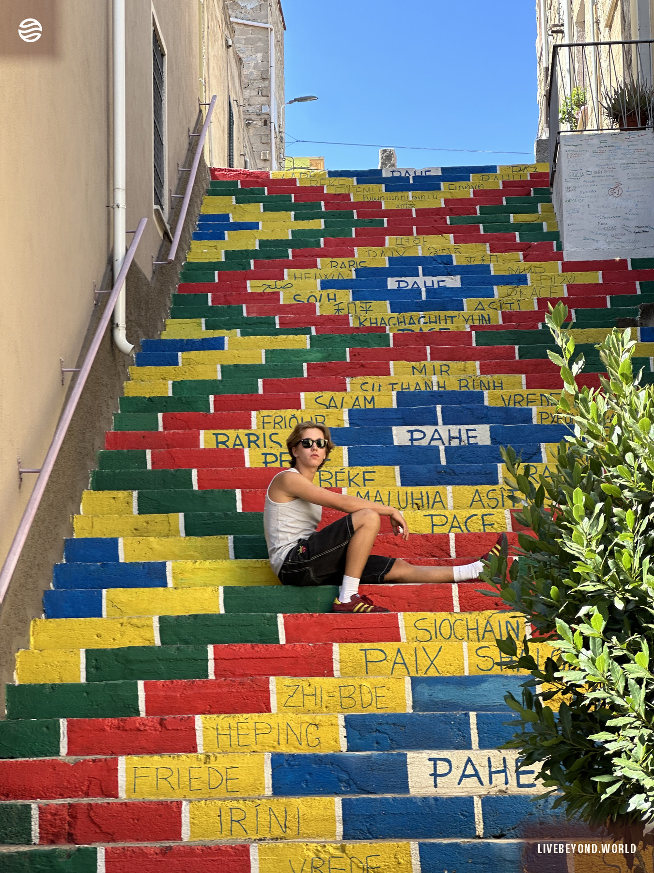 Aleksander en las escaleras pintadas de Orgosolo, agosto de 2024.
