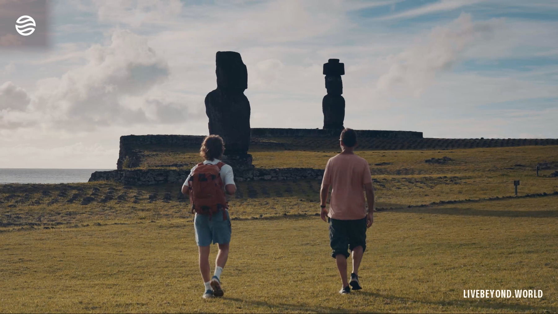 Marek e Aleksander verso i moai, Rapa Nui, maggio 2024.