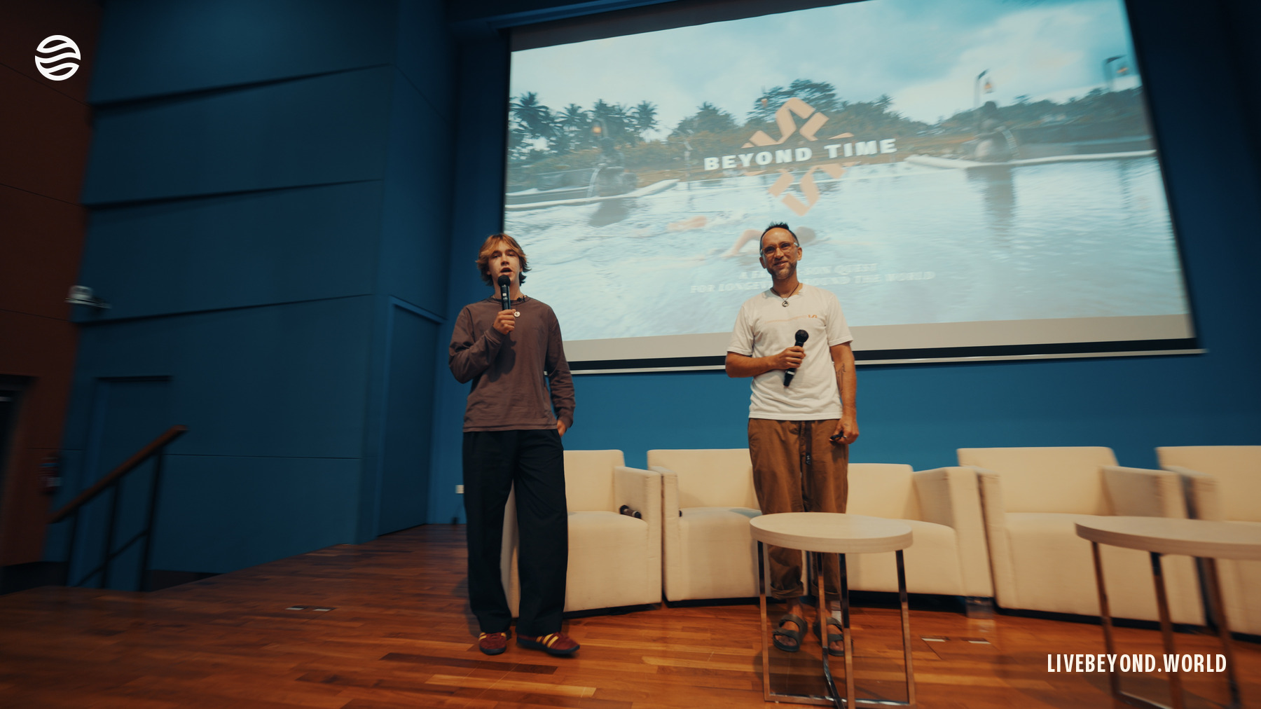 Marek i Aleksander na scenie Unlock Healthy Longevity, National University of Singapore, luty 2024.