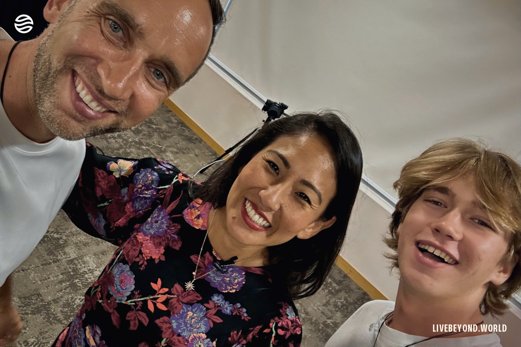 Marek, Olivia Lesslar y Aleksander después de la entrevista, Singapur, febrero de 2024.