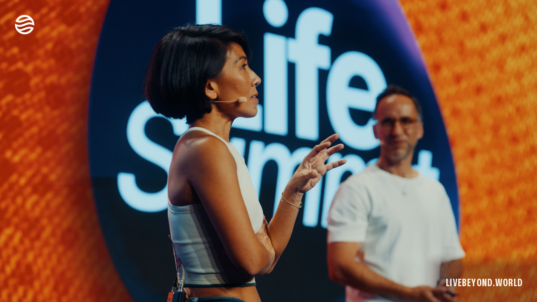 Olivia Lesslar y Marek en el escenario, Life Summit, Berlín, mayo de 2026.