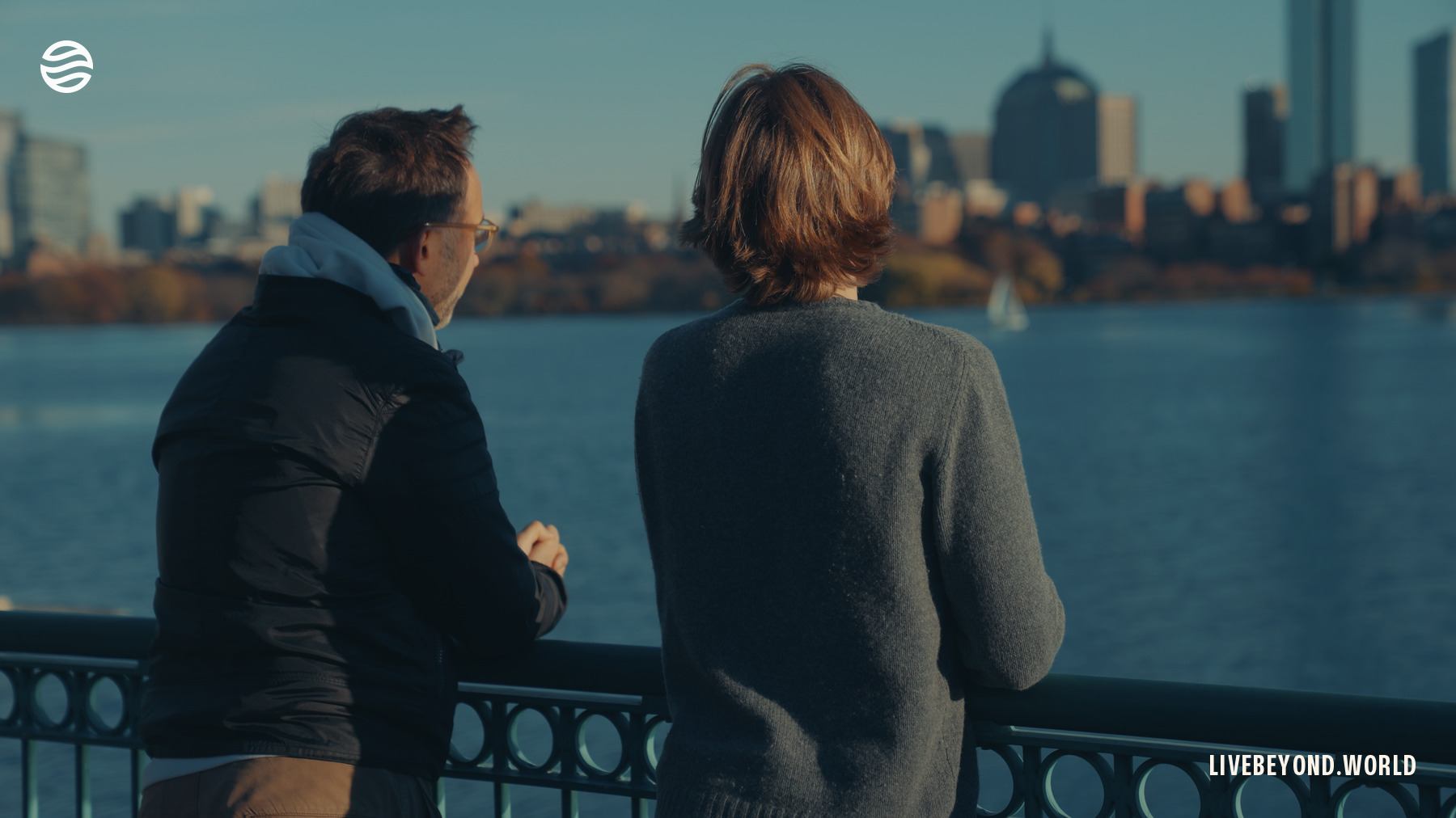 Marek e Alek lungo il fiume a Boston, novembre 2024