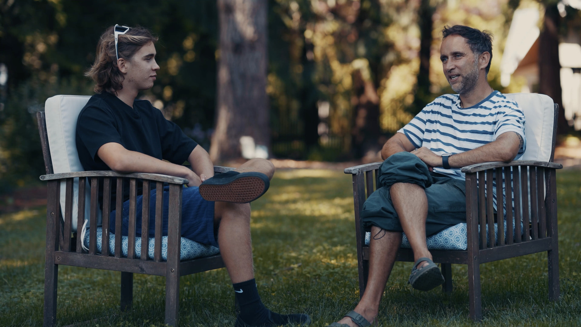 Marek e Alek parlano in un giardino a Seattle, giugno 2024. · Live Beyond