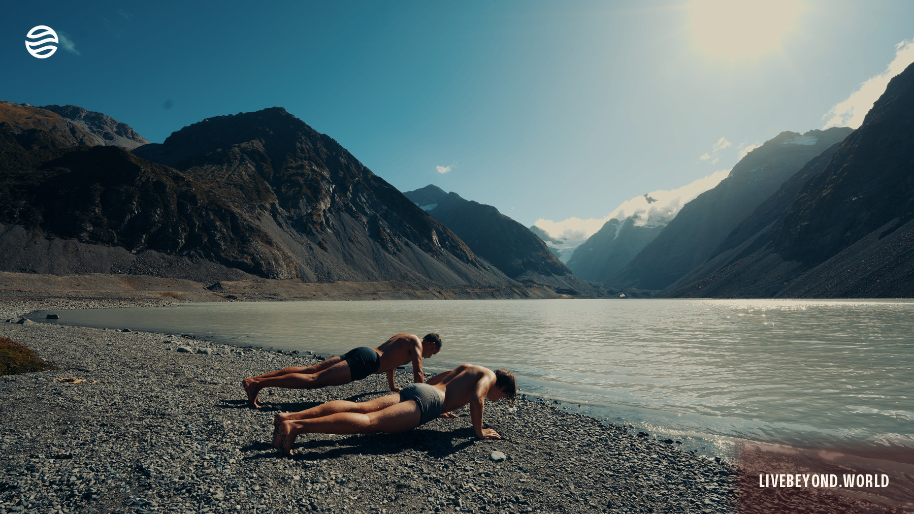 Flessioni sulla riva di un lago glaciale, Nuova Zelanda
