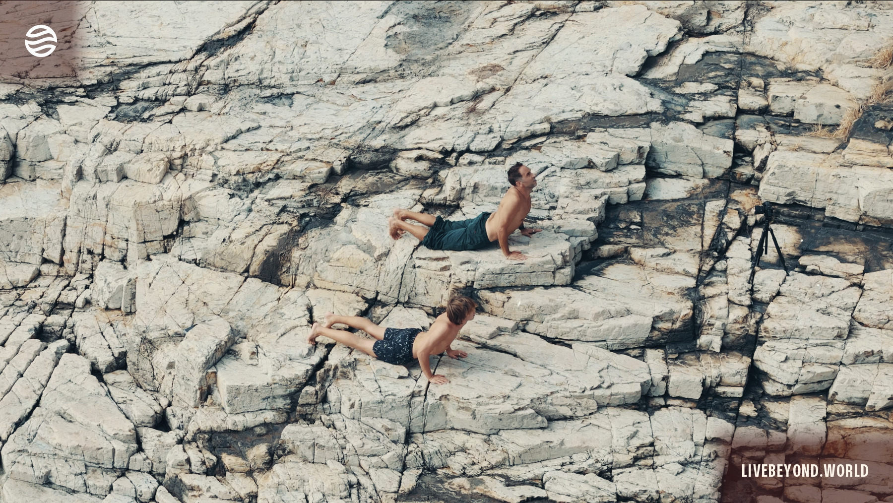 Yoga sugli scogli, Hong Kong