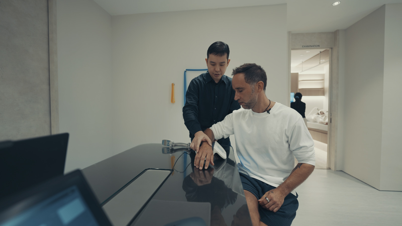 Marek with Dr Eu Leong Oh during his examination at Chi Longevity