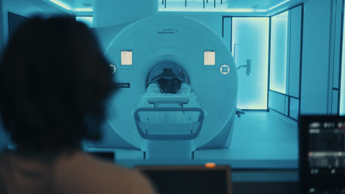 Alek watches Marek’s full-body MRI — the Health Nucleus