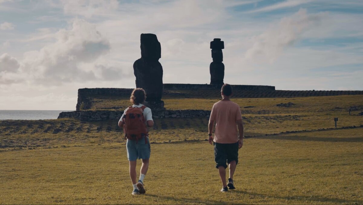 Marek and Alek walking to the Moai statues, Rapa Nui