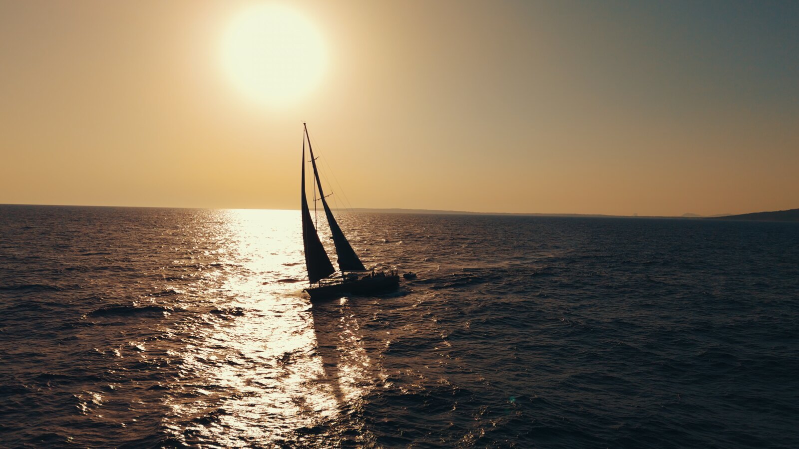 Ein Segelboot bei Sonnenuntergang vor Formentera