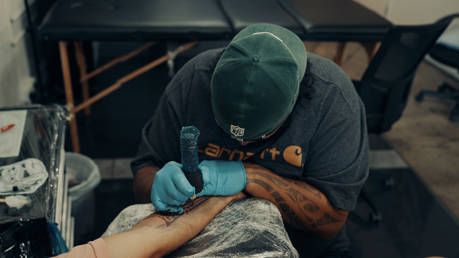 Tama tattooing the path on Marek&rsquo;s forearm, New Zealand