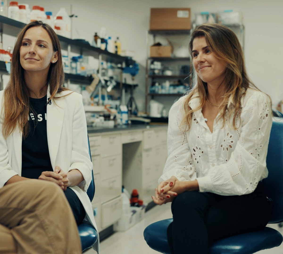 Carolina Reis Oliveira in the OneSkin laboratory during the Live Beyond visit