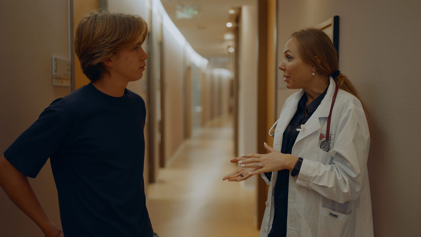 Evelyne Bischof talking with Aleksander in a hospital corridor in Shanghai