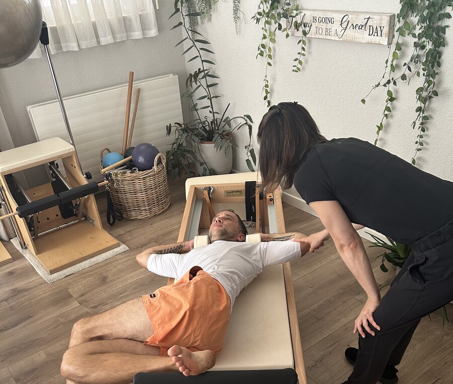 Iva Mazzoleni coaching Marek on the Pilates reformer, Switzerland