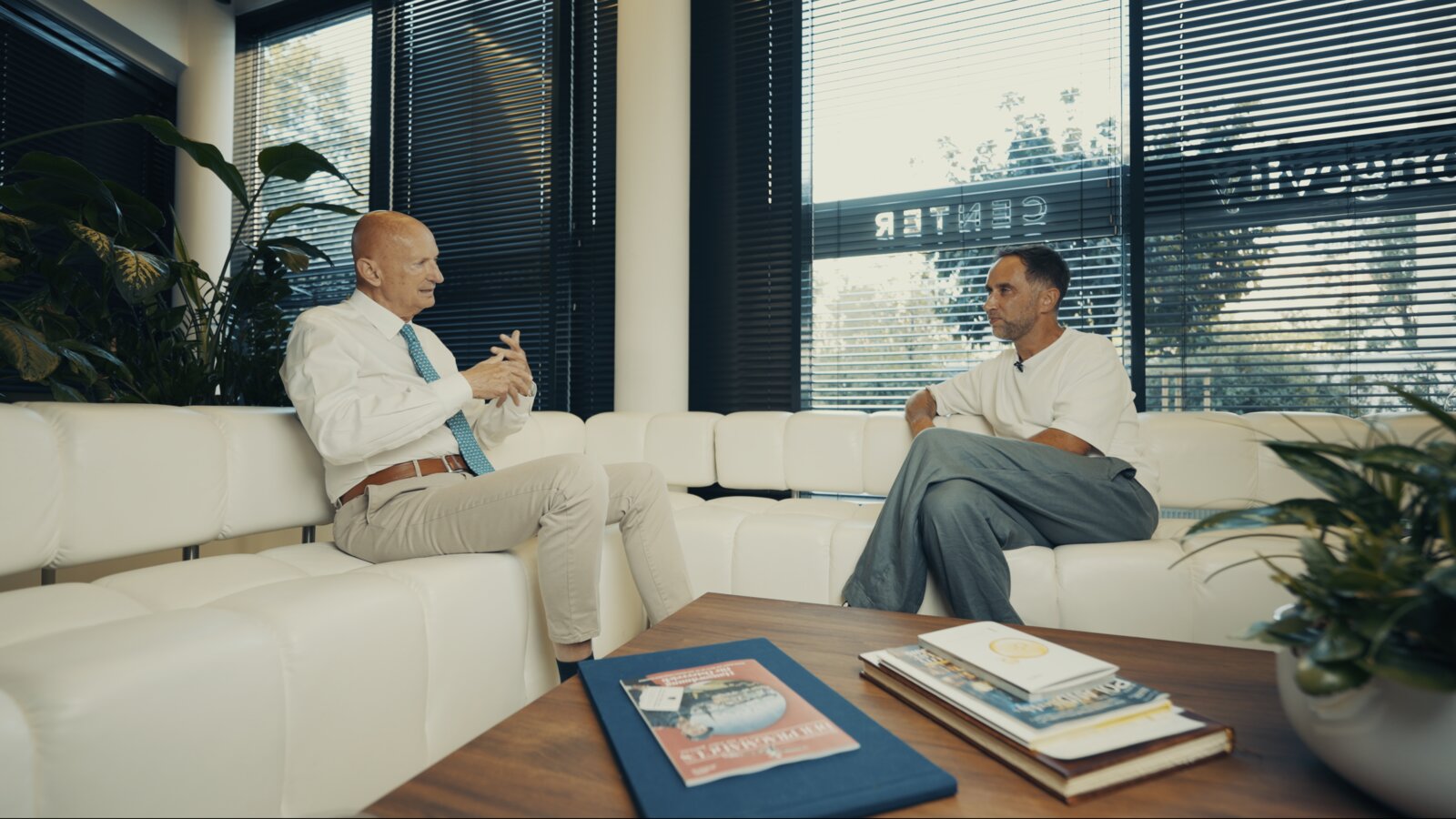 Marek and Prince Michael von Liechtenstein in conversation on the white sofas at the Longevity Center in Warsaw