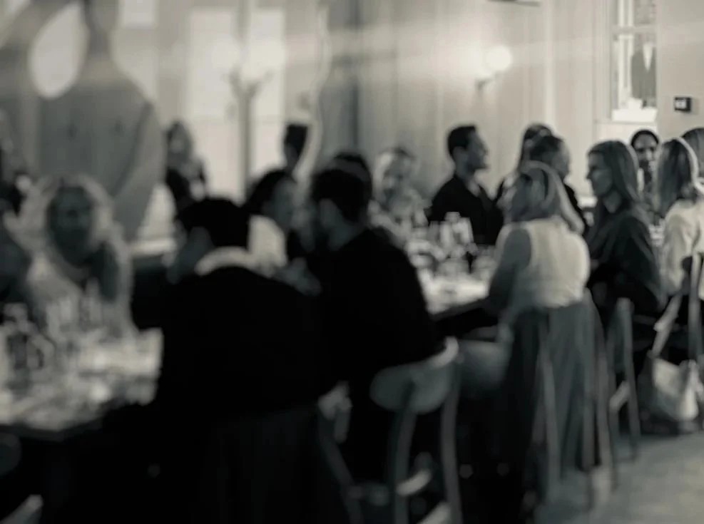 Ospiti a tavola durante una cena del Longevity Culture Club a Parigi