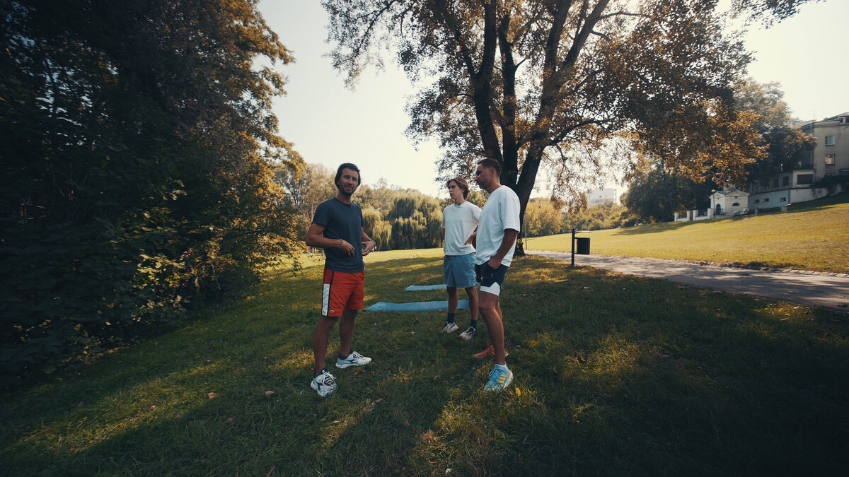 Pawel Rzepecki leading an outdoor movement session in a Warsaw park